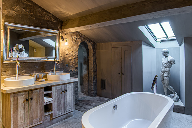 Bastide de Bouche artistic bathroom